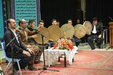 آئین پایانی  همایش علمی وپژوهشی سیمای امام رضا(ع) در آینه ادبیات تعلیمی با  اجرای بزرگ و هنرمندانه گروه هنری دف‌نوازان یاسین کردستان