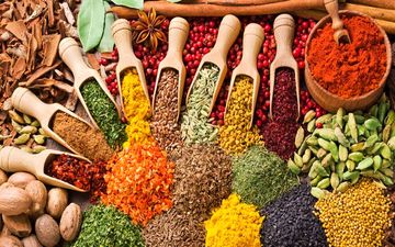 ۹ گیاه و ادویه‌ای که به لاغری و تناسب اندام کمک می‌کنند