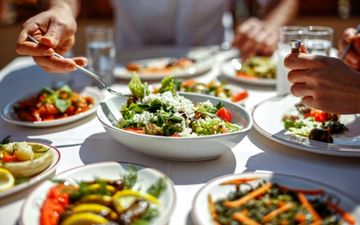 4 راه ساده برای پیشگیری از نفخ بعد از غذاهای سنگین