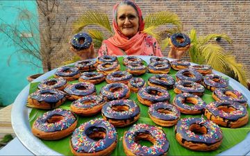 تهیه دونات شکلاتی توسط مادربزرگ هندی در روستا