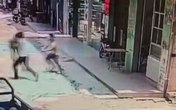 لحظه ربوده شدن کودک در مقابل رستوران پدرش