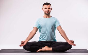 یوگا فواید قدرتمندی برای بهبود سلامت روانِ ما دارد!