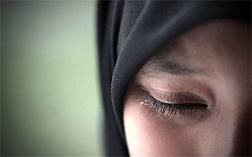 شوهرم فکر نمی‌کرد با دوست صمیمی‌اش رابطه داشته باشم/ دوستش اینقدر زیرگوشم خواند تا فریب خوردم و..