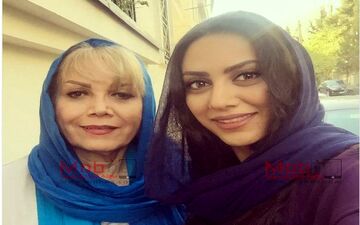 سلفی مونا فرجاد به همراه مادرش وسط خیابان (عکس)