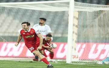 مدافع خارجی پرسپولیس برای توافق تازه به باشگاه رفت