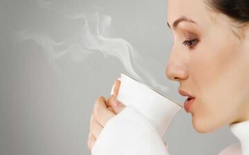 فواید نوشیدن آب گرم کدام است؟