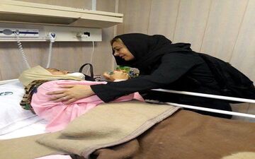 خانم بازیگر در کنار زلزله زدگان کرمانشاه، در بیمارستان/عکس