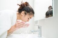 شستشوی صورت صبحگاهی؛ ضروری یا مضر؟ همه چیز درباره تاثیرات آن بر پوست