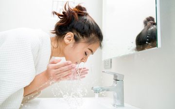 شستشوی صورت صبحگاهی؛ ضروری یا مضر؟ همه چیز درباره تاثیرات آن بر پوست