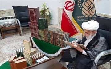 آیت الله جنتی کتب خود را به حرم حضرت معصومه(س) اهدا کرد
