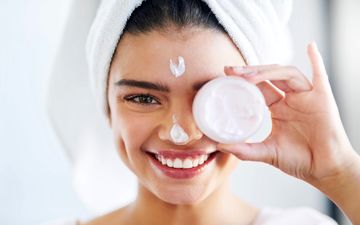 مراقبت از پوست در ۲۰ سالگی: چه کارهایی باید انجام دهید؟
