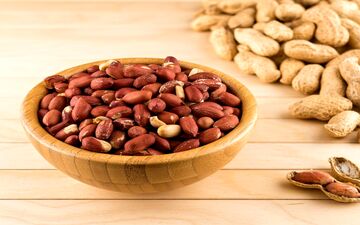 راز جوانی در یک خوراکی ساده! بادام‌زمینی چگونه روند پیری را کند می‌کند؟