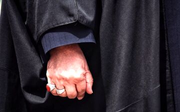 ویدئو | لحظه پیدا شدن انگشتر آیت الله رئیسی در محل سانحه