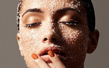 5 دستور آسان و سریع اسکراب خانگی با مواد طبیعی برای صورت
