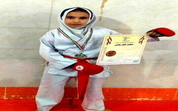 محیا عباس‌کسانی نوجوان کرمانشاهی گردن‌آویز نقره کاراته کشور را کسب کرد