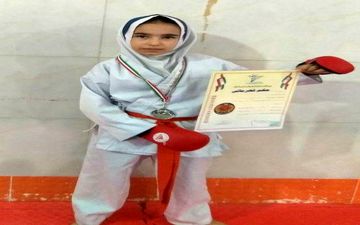 محیا عباس‌کسانی نوجوان کرمانشاهی گردن‌آویز نقره کاراته کشور را کسب کرد
