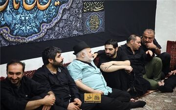 تیپ عجیب اکبر عبدی در یک هیئت! + عکس
