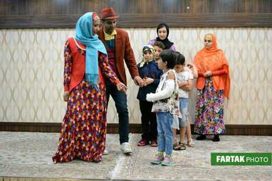 اجرای برنامه‌های شاد و با نشاط برای کودکان و نوجوانان 
