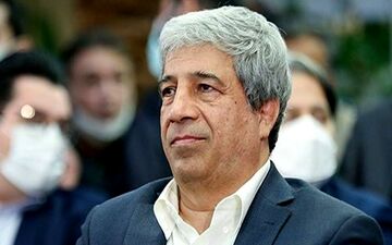 ناراحتی عامل و انتقاد از مجری پس از اهدای کفن به او + ویدئو