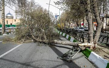 تندباد موجب قطع برق و تخریب واحدهای مسکونی در صومعه‌سرا شد
