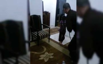 این مرد بی رحم را معرفی کنید/ تنبیه بی رحمانه پسر بچه با شیلنگ+فیلم 
