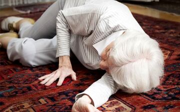 چرا سالمندان بیشتر زمین می‌خورند؟ بررسی علل و راه‌های پیشگیری