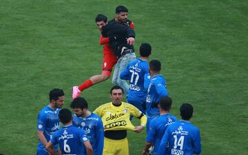 کمک طارمی برای دستگیری هوادار خاطی
