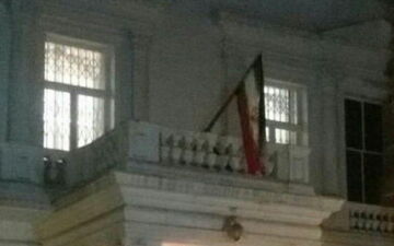 اهتزاز پرچم ایران در سفارت کشورمان در لندن