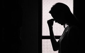 آزار سیاه در مطب خانم دکتر + عکس