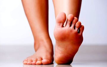  چرا نباید پابرهنه در خانه راه برویم؟ 
