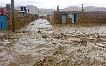 سیلاب و بارندگی راه ارتباطی ۱۰۰ روستای دلفان را قطع کرد
