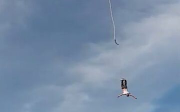 لحظه وحشتناک سقوط مرد پرنده از ارتفاع زیاد!