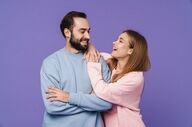 ۷ نشانه که می‌گوید همسرتان واقعاً عاشق و دلبسته شماست

