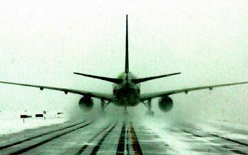 فرود هواپیما در کولاک برف اردبیل، صحنه‌ای تماشایی و نفس‌گیر | فیلم