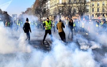 استقبال گرم پلیس فرانسه از اعتراض فعالان محیط زیست!