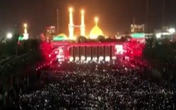 لحظه تماشایی تغییر رنگ چراغ‌های بین الحرمین در شب اول محرم 