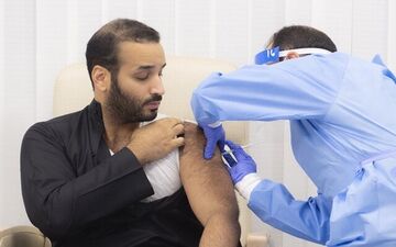 ولیعهد عربستان واکسن کرونا تزریق کرد