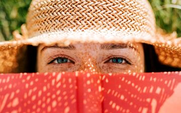 علت کک و مک صورت و بدن چیست و چگونه درمان می شود؟
