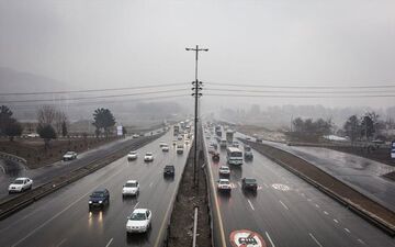بارش باران در محورهای ۳ استان/ ترافیک در آزادراه تهران-کرج
