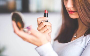 راهنمای انتخاب بهترین رژلب بدون سرب برای حفظ سلامت مادر و جنین در زمان بارداری
