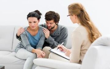 آیا درمانگر جنسی یا سکس‌تراپیست اجازه معاینه و یا لمس بدن بیمار را دارد؟