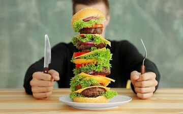 چرا کم‌خوابی میل به غذاهای پرکالری را افزایش می‌دهد؟