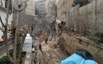 گودبرداری خطرناک؛ فرونشست زمین و سقوط خودرو در زعفرانیه
