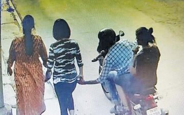 لحظه سرقت تلفن همراه زن جوان توسط سارقان موتورسوار
