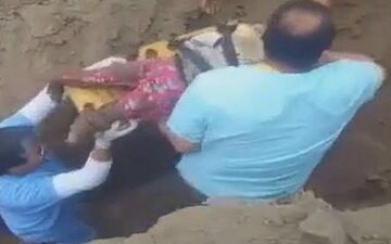 نجات دختر بچه‌ای که همراه سگش داخل چاه افتاده بود