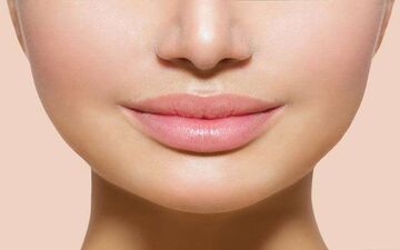 چگونه لب‌های صورتی و زیبا داشته باشیم؟ | چند ترفند برای خلاص شدن از شر لب‌های سیاه و بی رنگ