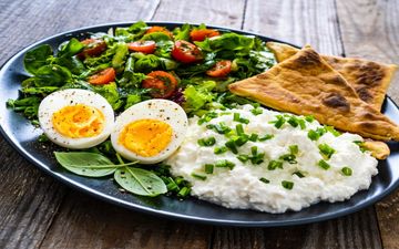 تخم‌مرغ پخته یا پنیر کاتیج؛ کدام‌یک گزینه سالم‌تری برای میان‌وعده است؟