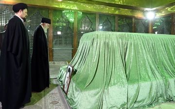 رهبر انقلاب اسلامی در مرقد امام خمینی(ره) و گلزار شهدا حضور یافتند
