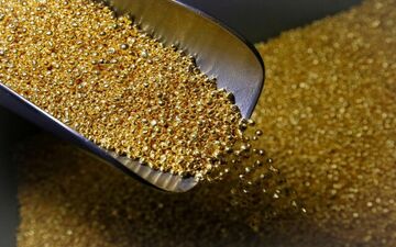 طلای جهانی به پایین‌ترین سطح در دو هفته اخیر رسید