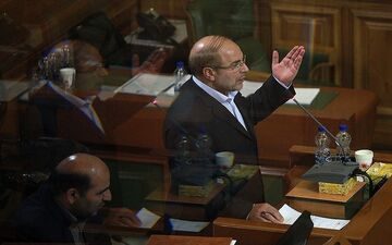 شهردار تهران از خطر فروپاشی استقلال شهرداری و شوراها می گوید